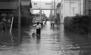 069五十一・九・十二(ネガ02)39（羽島市　病院裏）.19760909